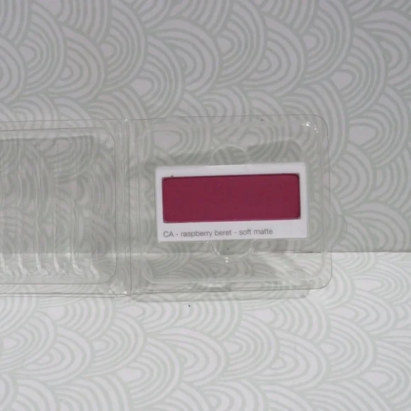 CLINIQUE💥SOFT MATTE EYESHADOW #CA RASPBERRY BERET REFILL💥 - Picture 2 of 5